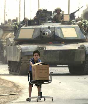 En irakisk gutt med et lite bytte i Bagdad. (Foto: Reuters/Takahashi)