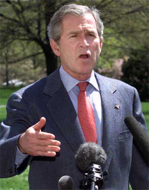 Bush utenfor Det hvite hus søndag. (Foto: Reuters/William Philpott)