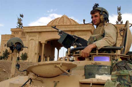 Amerikansk soldat foran presidentens hovedpalass. Foto: Nikola Solic, Reuters