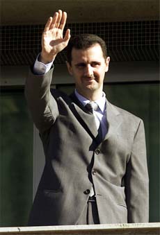 Syrias president Bashar al-Assad får olmske blikk av haukene i Washington etter seg. (Foto: Reuters/Scanpix)