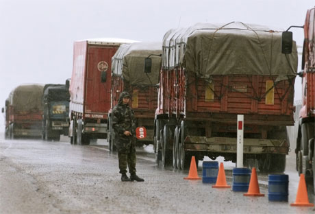 Lastebiler fra FNs matvareprogram er på vei til Irak fra Jordan, Iran og Tyrkia. (Reuters-foto)