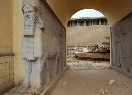 Ein amerikansk stridsvogn har teke stilling inne i det arkeologiske museet i Bagdad. (Reuters-foto)