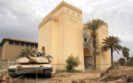 Ei stridsvogn vaktar det arkeologiske museet i Bagdad, etter omfattande plyndring sist veke. (Reuters-foto)