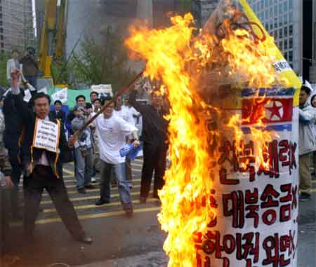 Sørkoreanere setter fyr på en nordkoreansk "atomakett" i en demonstrasjon i Seoul 19. april 2003. (Foto: Reuters/Kim Kyung-Hoon) Sørkoreanere setter fyr på en nordkoreansk "atomakett" i en demonstrasjon i Seoul 19. april 2003. (Foto: Reuters/Kim Kyung-Hoon)
