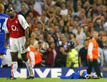 UTE: Sol Campbell ser en annen vei mens Ole Gunnar Solskjær ligger nede etter å ha fått Arsenal-spillerens albue i hodet (Foto: Ben Radford/Getty). UTE: Sol Campbell ser en annen vei mens Ole Gunnar Solskjær ligger nede etter å ha fått Arsenal-spillerens albue i hodet (Foto: Ben Radford/Getty).