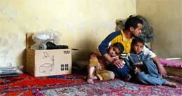En liten familie i Iraks hovedstad Bagdad trøster hverandre (foto: Getty Images)