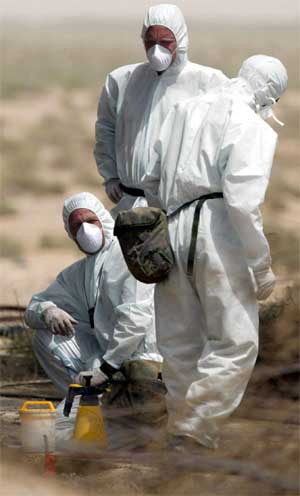 Amerikanske eksperter på kjemiske våpen i arbeid ved Basra 9. april. (Foto: Reuters/Dan Chung)