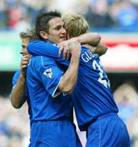 Frank Lampard gratulerer Eidur Gudjohnsen med 1-0-målet. (Foto: Scanpix) Frank Lampard gratulerer Eidur Gudjohnsen med 1-0-målet. (Foto: Scanpix)