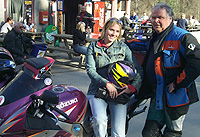 Undertegnede fikk sin debut på to hjul på utflukten til Tyrigrava. På et hjul til og med. Sykkelen er en Suzuku RF900. Sjåføren er Kåre Gudmundsrud. Undertegnede fikk sin debut på to hjul på utflukten til Tyrigrava. På et hjul til og med. Sykkelen er en Suzuku RF900. Sjåføren er Kåre Gudmundsrud.