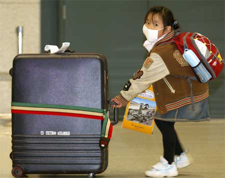En sørkoreansk jente på flyplassen i Seoul etter reise fra Beijing. (Foto: Reuters/Rhee Dong-Min)