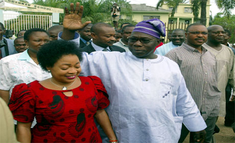 Olusegun Obasanjo saman med kona Stella etter at dei hadde røysta tysdag føremiddag. (Foto: Juda Ngwenya, Reuters)