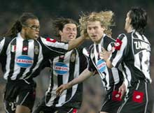 Pavel Nedved omfavnes av sine lagkamerater i Juventus etter 1-0-målet. (Foto:Claudio Papi/Reuters) Pavel Nedved omfavnes av sine lagkamerater i Juventus etter 1-0-målet. (Foto:Claudio Papi/Reuters)