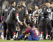 Barcelonas Patrick Kluivert blir trøstet av Juventus-spillerne etter tirsdagens kamp. (Foto: Gustau Nacarino/Reuters) Barcelonas Patrick Kluivert blir trøstet av Juventus-spillerne etter tirsdagens kamp. (Foto: Gustau Nacarino/Reuters)