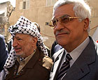 Mahmoud Abbas (t.h.), her sammen med Yasir Arafat, blir mannen israelerne skal forhandle med. (Getty Images)