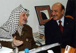 Arafat og sjefen for den egyptiske etterretningstjenesten Omar Suleiman i Arafats hovedkvarter i Ramallah i dag. Suleiman gjorde et siste forsøk på å få partene enige (REUTERS/Palestinan Authority/Omar Rashidi).