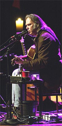 Neil Young gjestet Oslo Konserthus onsdag kveld. Foto: Thomas Bjørnflaten / SCANPIX.