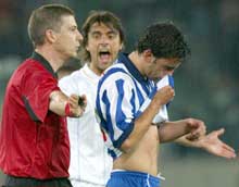 Dommer Veissiere viser ut Portos Helder Postiga mes Lazios Claudio Lopez prostesterer mot at også Cesar blir utvist. (Foto: Tony Gentile/Reuters)
