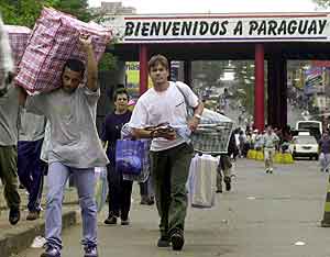 Åpenlys smugling på grensen mellom Paraguay og Brasil. Foto: Reuters