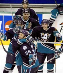 Anaheim-spillerne jubler etter seiersmålet i lørdagens kamp mot Dallas Stars. Anaheim-spillerne jubler etter seiersmålet i lørdagens kamp mot Dallas Stars.