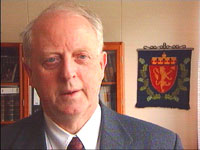 Fylkesmann Svein Alsaker refser Herman Friele.