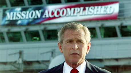 George W. Bush holdt sin tale om bord på hangarskipet "USS Abraham Lincoln". (Foto: Larry Downing, Reuters)