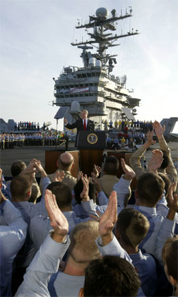 Det var stor stemning om bord på "Abraham Llincoln" da George W. Bush holdt sin tale i natt. (Foto: Larry Downing, Reuters)