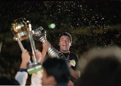Mauricio Macri som var kidnappingsoffer for 12 år siden er blant annet president i landets desidert mest populære fotballklubb Boca Juniors. Her feirer laget en av sine triumfer. Foto: Shaun Botterill /Getty Images 