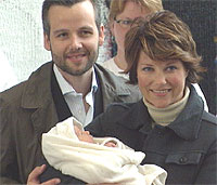 De stolte foreldre prinsesse Märtha Louise og Ari Behn med Maud Angelica. (NRK-foto)