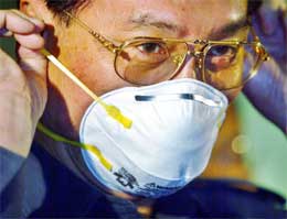 Også Malaysisas helseminister Chua Jui Meng har tatt på seg munnbind. Det ble i dag kjent at mannskapet på en Malaysia-reistrert båt kan være smittet av sars (REUTERS/Bazuki Muhammad). 