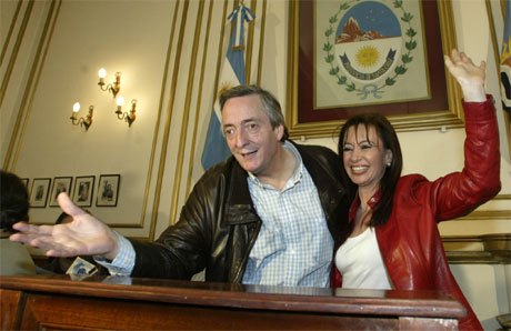 Nestor Kirchner er favoritt i andre omgang av persidentvalget i Argentina. Her sammen med sin kone Cristina Fernandez. (Foto: Enrique Marcarian, Reuters)