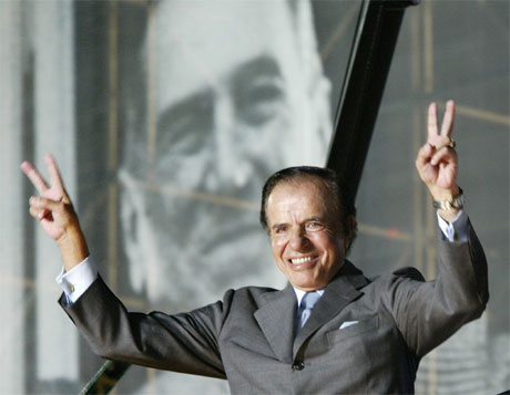 Carlos Menem hilser sine tilhengere foran et stort portrett av Juan Peron. (Foto: Rickey Rogers, Reuters)