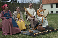 Gruppa Til leik består av Allegra Mork, Inger Hohler, Øystein B. Gadmar og Tone Gadmar. Gruppa Til leik består av Allegra Mork, Inger Hohler, Øystein B. Gadmar og Tone Gadmar.