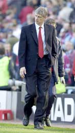 Arsene Wenger mener Sepp Blatter burde holdt seg unna Ferdinand-saken. (Foto: Shaun Botterill/Getty Images)