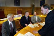 Aktor Helge J. Kaasbøll (t.h.) i samtale med sakkyndig Andreas Hamnes, overlege Karl Heinrich Melle og professor, dr.Harald Schrader. Foto: SCANPIX. Aktor Helge J. Kaasbøll (t.h.) i samtale med sakkyndig Andreas Hamnes, overlege Karl Heinrich Melle og professor, dr.Harald Schrader. Foto: SCANPIX.