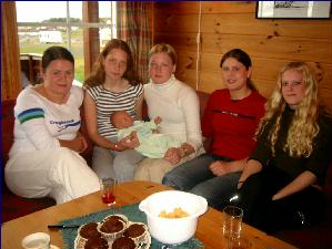 De fem jentene har ei travel veke som "unge mødre". Frå venstre Marita Berget, Andrea Viken og Mariann Vågen med babyen, Silje Hokstad og Cecilie Stranden. Foto: Gunnar Sandvik