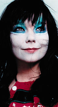 Björk var på Sonar-festivalen i Spania. I sjutten av juni kommer hun til Roskilde i Danmark og til Arvika i Sverige 10. juli. Foto: Universal / Scanpix.