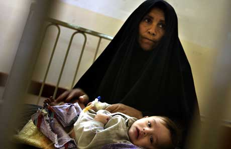 Irakisk kvinne med det sjuke barnet sitt p eit sjukehus i Basra. (Foto: Damir Sagolj/Reuters)