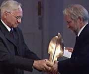 Francis Sejersted overrakte prisen til Berge Furre. (Foto: NRK)