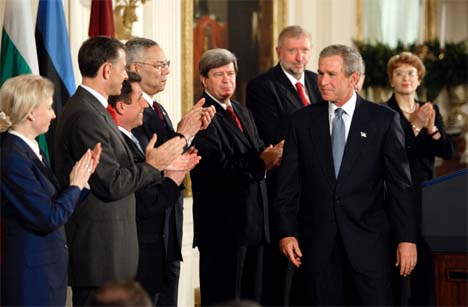 President George W. Bush mottar hyllest fra utenriksministerene i Latvia, Litauen, Estland, Slovenia, Slovakia, Bulgaria og Romania. (Foto: Reuters/Scanpix)