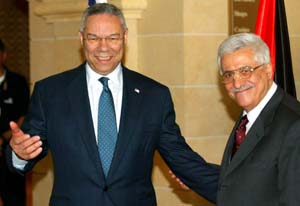 Utenriksminister Powell (t.v.) og statsminister Abbas møttes i Jeriko søndag. (Foto: P.Ugarte, Reuters)