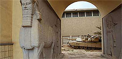Amerikanske soldater lot ikke bare plyndringen av irakiske museer skje. De stjal selv kunstgjenstander, hevder tysk historiker.