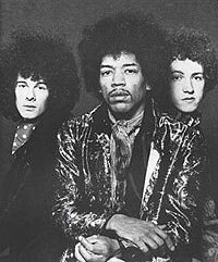Noel Redding (t.v.), her sammen med  Jimi Hendrix og trommisen Mitch Mitchell. Foto: retrosellers.com.