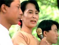 Vinner av Nobels Fredspris, Aung San Suu Kyi, satt 19 måneder i husarrest i Burma. Foto: Charles Dharapak