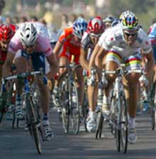 Alessandro Petacchi (til venstre) slo Mario Cipollini på målstreken.(Foto: Stefano Rellandini/reuters) Alessandro Petacchi (til venstre) slo Mario Cipollini på målstreken.(Foto: Stefano Rellandini/reuters)