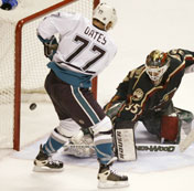 Adam Oates setter inn ett av sine to mål (Foto: Getty Images) Adam Oates setter inn ett av sine to mål (Foto: Getty Images)