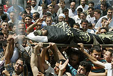 En palestiner gravlegges etter at han ble skutt av israelske soldater. (Foto:Reuters/Mohammed Salem ) 