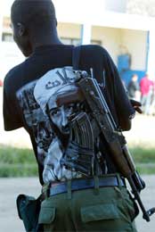Opprørssoldat med bin Laden-skjorte i Bunia (Reeuters/Antony Njuguna)