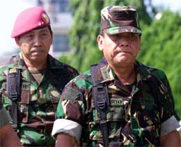 Indonesias hærsjef Endriartono Sutarto (til høyre) kom i dag til Aceh for å inspisere troppene sine etter at unntakstilstanden ble erklært (REUTERS/Tarmizy Harva) 