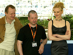 "Dogville" er en av filmene i Cannes det er høyest forventninger til. Stellan Skarsgård, Lars von Trier og Nicole Kidman poserte mer eller mindre villig i dag. Foto: John Schults/REUTERS