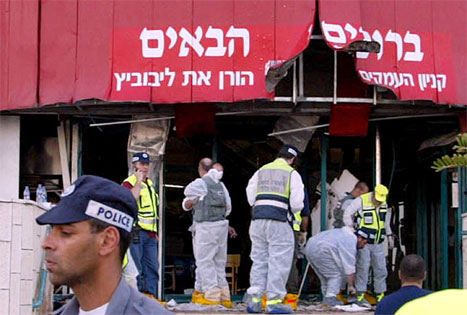 Det var ved inngangen til dette kjøpesenteret i Afula at en palestinsk kvinne sprengte selv i lufta i ettermiddag. (Foto: Gil Cohen Magen, Reuters) Det var ved inngangen til dette kjøpesenteret i Afula at en palestinsk kvinne sprengte selv i lufta i ettermiddag. (Foto: Gil Cohen Magen, Reuters)